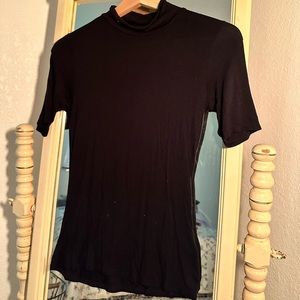 Tahari - Shortsleeved Turtle Neck